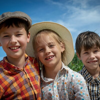 Timeline: Explorando la Evolución de la Infancia y Adolescencia: Una Mirada a la Teoría y la Historia