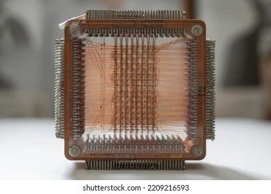 Se introduce la memoria de núcleo magnético