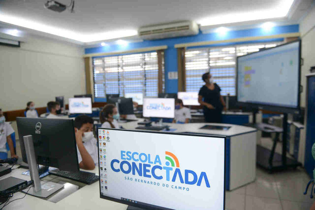 Entrega de Notebook,Chromebook, Telas Interativas e Sistemas de Som.