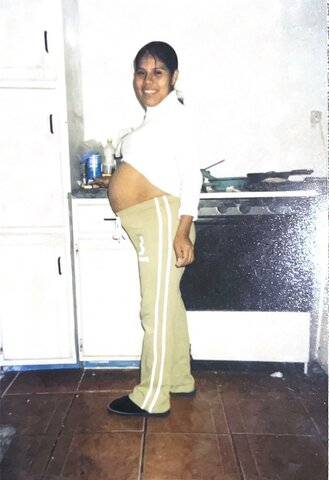 Mi mamá esperando mi llegada