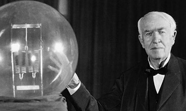 Thomas Edison perfeccionó la lámpara incandescente o bombilla eléctrica, que había estado trabajando durante varios años