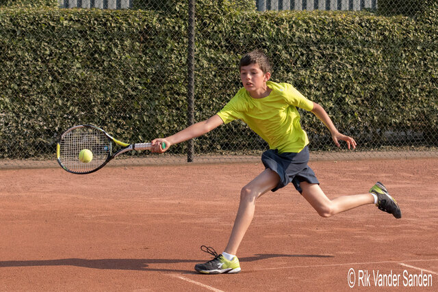 eerste stap op het tennisveld