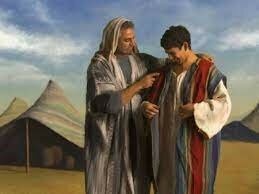 Jacob le hace una túnica de colores a José