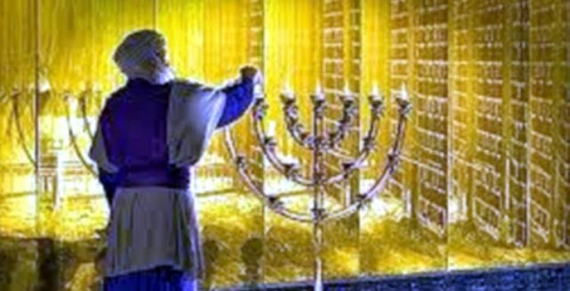 Aarón enciende las lámparas.