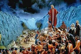 Los Israelitas cruzan el mar rojo.