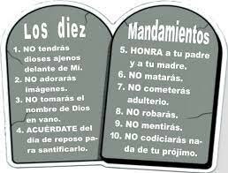 Dios da los diez mandamientos