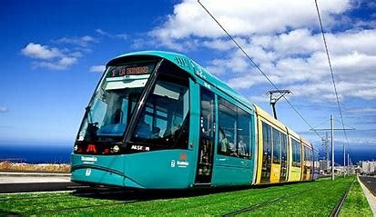 La Laguna se convierte en la primera ciudad de Canarias en contar con un sistema de tranvía moderno y eficiente, que conecta la ciudad con Santa Cruz de Tenerife y con otros municipios del área metropolitana.