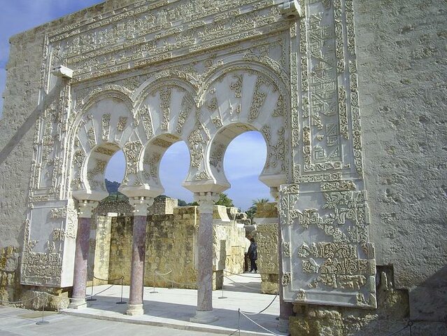 Comença la construcció de la ciutat de Medina al-Zahra.