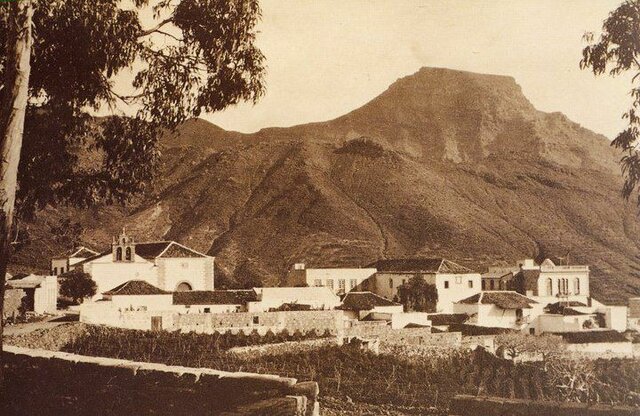 El sector turístico se consolida como el principal motor económico de Adeje, con la construcción de numerosos hoteles y la llegada de turistas de todo el mundo.