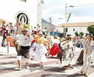 Gran Diversidad Cultural y étnica en Adeje se refleja en la celebración de distintas fiestas y eventos culturales a lo largo del año, como el Carnaval de Adeje, la Feria del Libro o el Festival de Cine.