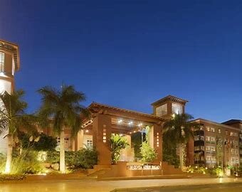 El sector turístico se consolida como el principal motor económico de Adeje, con la construcción de numerosos hoteles y la llegada de turistas de todo el mundo.