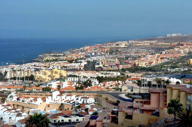 El municipio de Adeje se consolida como uno de los principales destinos turísticos de Tenerife, con la apertura de nuevos establecimientos hoteleros, restaurantes y servicios turísticos en la zona de Costa Adeje.