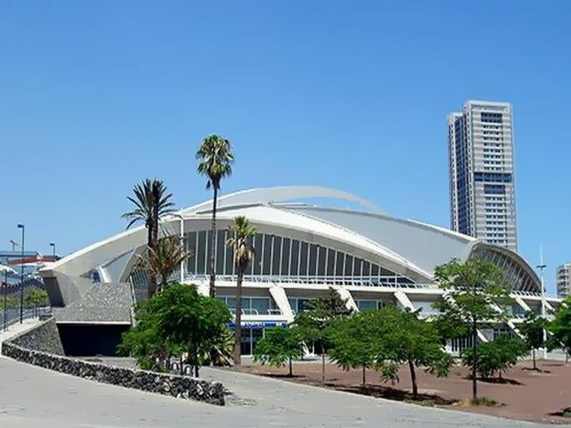 Se inaugura el Centro Internacional de Ferias y Congresos de Tenerife, que se convierte en uno de los principales centros de encuentro y negocios de la isla, y que atrae a miles de visitantes cada año.