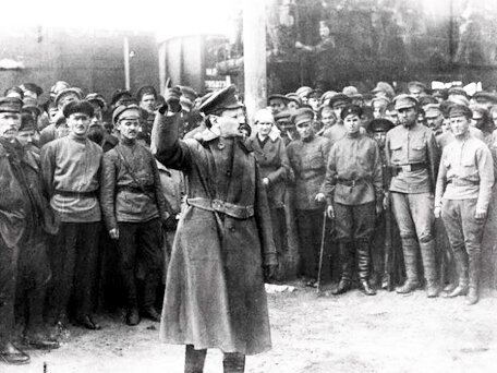 Trotsky organizes Red Guard to defend Petrograd