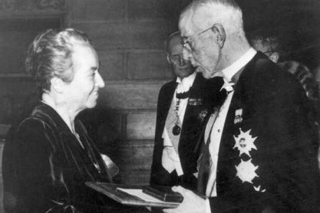 Gabriela Mistral gana el premio Nobel a la literatura..