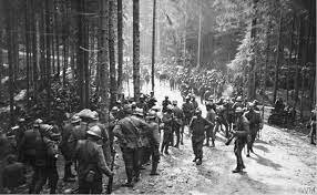 El 1915, Itàlia hi va intervenir a favor dels aliats i Bulgària i l’Imperi Turc van ajudar les potències centrals, sense que la guerra semblés tenir un bàndol vencedor.