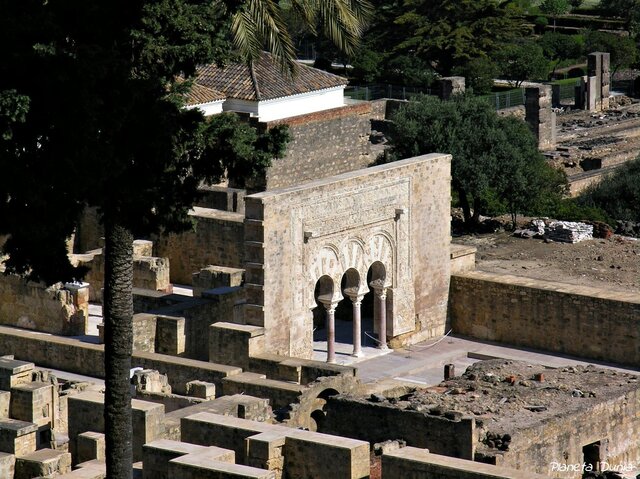 Comença la construcció de la ciutat de Medina al-Zahra.