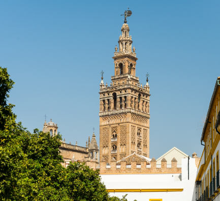 Comença a construir-se la Giralda de Sevilla