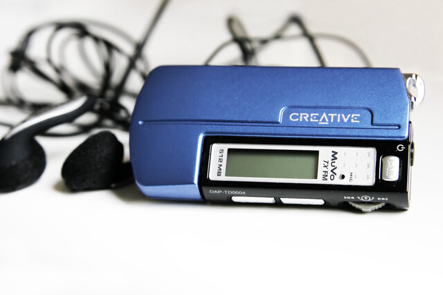 12 Hours Playback With One AAA Battery