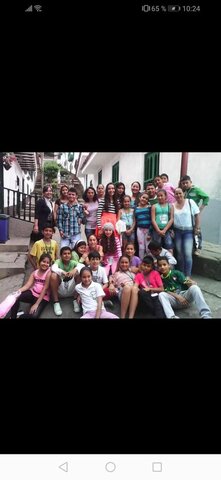 Shirley entra a danzas