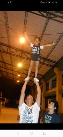 sharik entra al equipo de porras