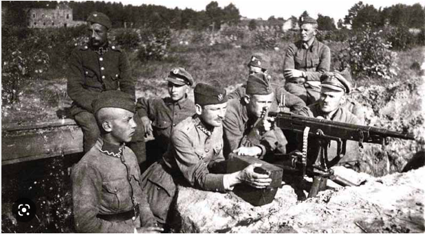 Soviets attempt to take Warsaw