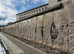The Building of the Berlin Wall