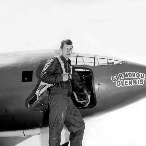 Chuck rompe la barrera de sonido en un avión