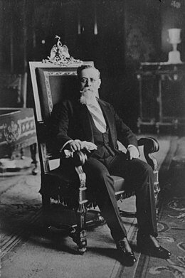 1914 - Victoriano Huerta dimite y es sucedido por Venustiano Carranza.