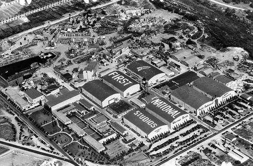 1927 -Warner Bros. construye el primer estudio sonoro