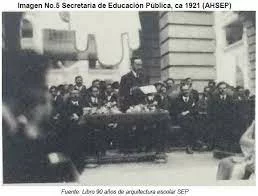 1940: Se promulga la Ley de Educación Pública, que establece la educación primaria y secundaria como obligatorias y gratuitas.