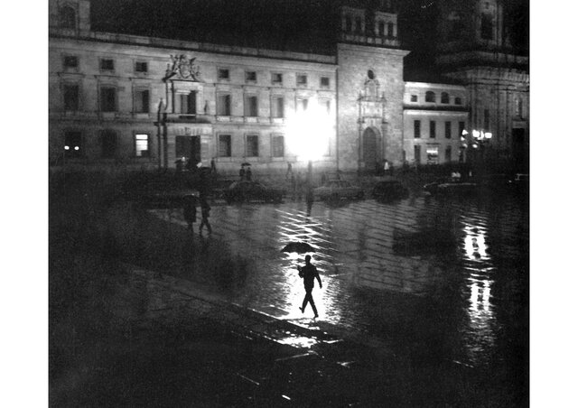 Cruzando la plaza de Bolivar