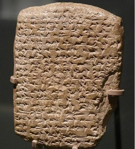 Aparece en Sumeria la escritura cuneiforme y en Egipto la jeroglífica.