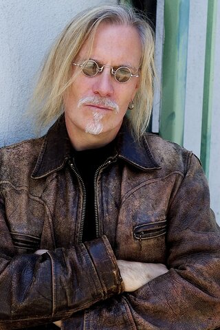 McLaren publicó "La educación multicultural y el currículum global"