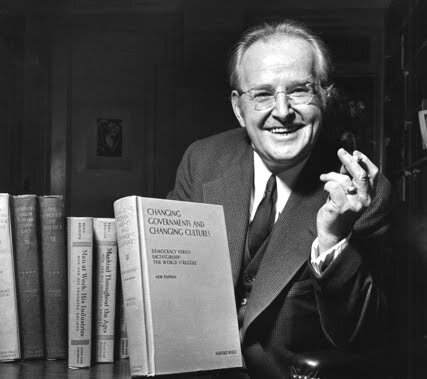 Aparece el libro "The Social Frontier" de Harold Rugg