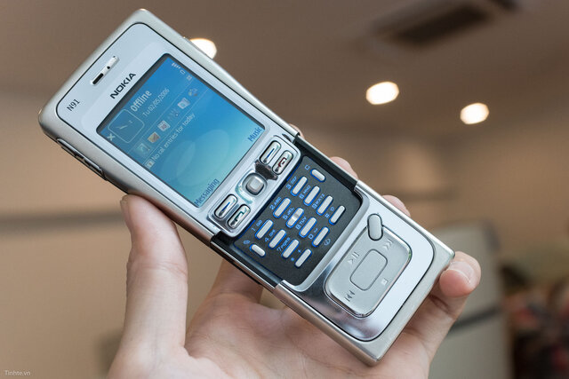 Aparición del primer celular con capacidad Wi-Fi