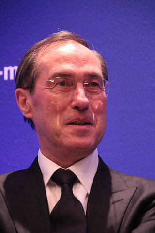 Claude Guéant accepts to amend the circular