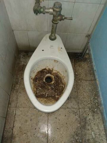 El olor del baño y el aviso al encargado