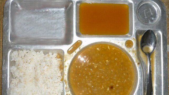 Le ceden la comida a Tomás