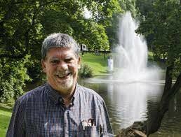 De la escuela expansiva a la escuela competitiva en América Latina