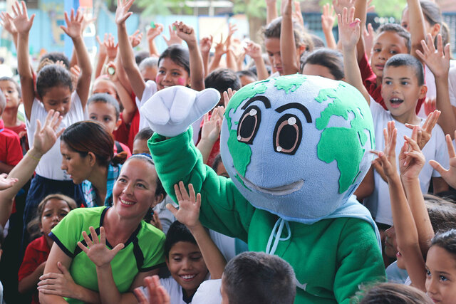 Se crea el programa ambientados por las compañías Kimberly-Clark y Teletica.