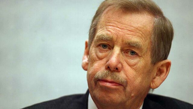 Vaclav Havel es elegido presidente de Checoslovaquia tras la Revolución de Terciopelo.