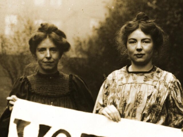 Instauración del voto femenino en Colombia.