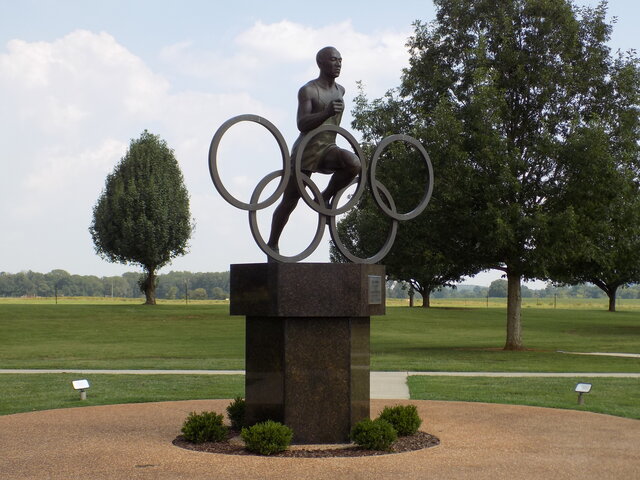 Jessie Owens is introduced into the Alabama Hall of Fame