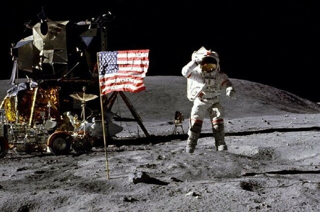 AMERIŠKI PRISTANEK NA LUNI