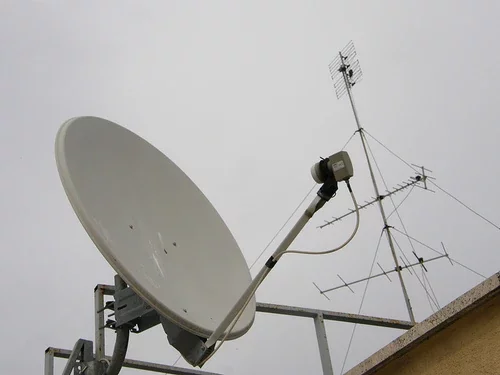 1ª Emisión televisiva por satélite