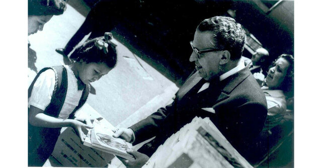 Entrega del primer Libro de Texto Gratuito