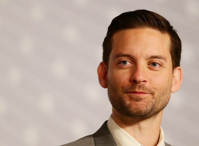 5.Cuantos años tiene Tobey Maguire?