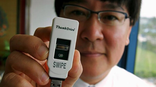 First USB Thumbdrive Released