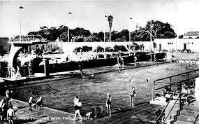Der Wettkampfschwimmsport beginnt in England.